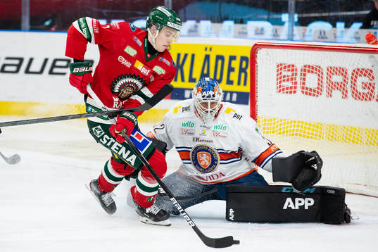 Frölundas Simon Edvinsson i friläge mot Växjös målvakt
