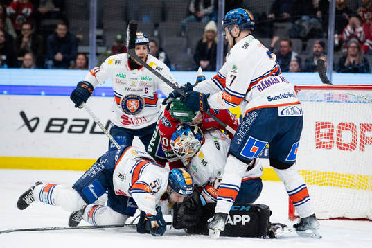 Frölundas Joel Lundqvist i kamp om pucken i Växjös