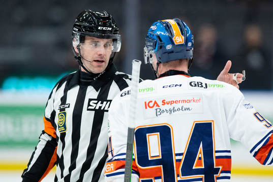 Domare Richard Magnusson och Växjös Joel Persson