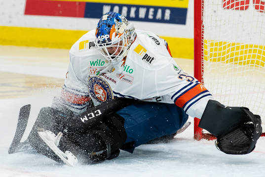 Växjös målvakt Emil Larmi med en räddning