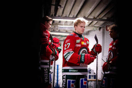 Frölundas Teodor Niederbach innan  ishockeymatchen i SHL