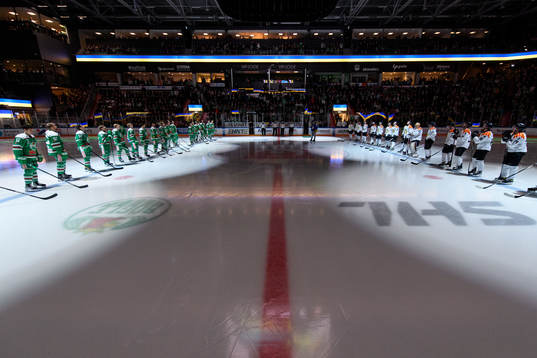 Manifestation till stöd för Ukraina innan ishockeymatchen
