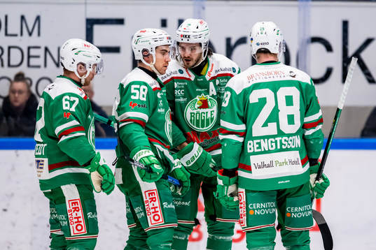 Rögles Ryan McKiernan i samspråk med Dennis Everberg
