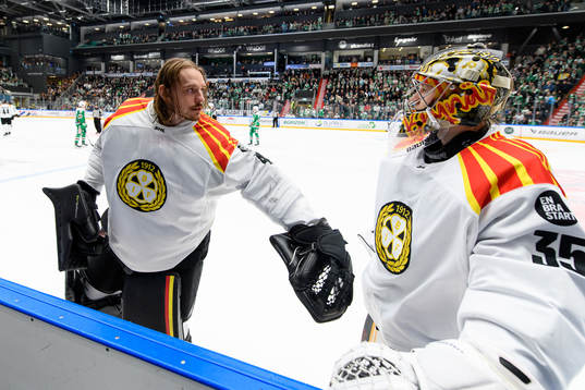 Brynäs målvakt Veini Vehviläinen och målvakt Kristers