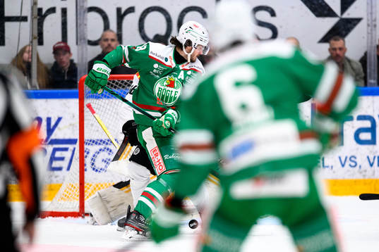Rögles Tony Sund skjuter pucken till 2-0