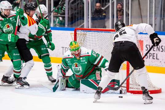 Brynäs Nick Olesen framför Rögles målvakt Christoffer