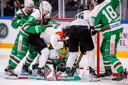 Brynäs Nicklas Danielsson framför Rögles målvakt