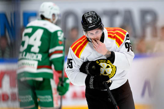 Brynäs Nick Olesen tar sig för munnen