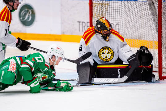 Rögles Linus Sjödin och Brynäs målvakt Kristers