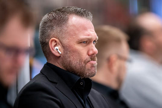 Brynäs assisterande tränare Mikael Holmqvist deppar