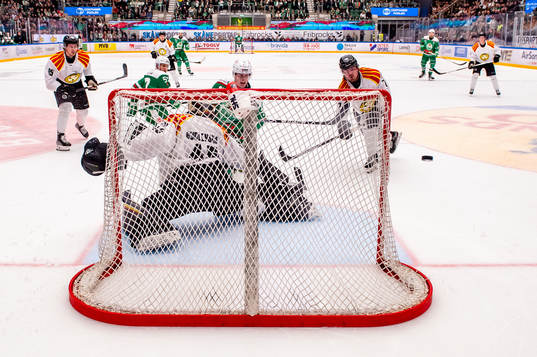 Rögles Adam Edström framför Brynäs målvakt Kristers