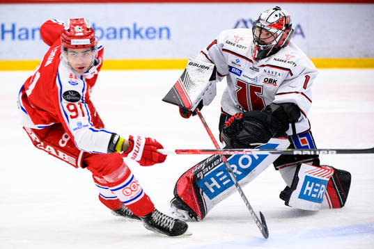Timrås Viktor Lodin och Örebros målvakt Jhonas Enroth