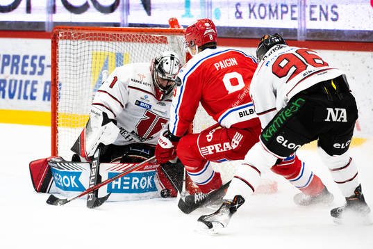 Örebros målvakt Jhonas Enroth och Robin Kovacs mot