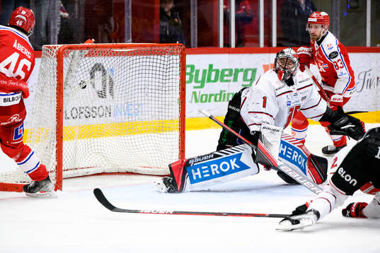 Timrås Pontus Åberg gör 2-1 bakom Örebros målvakt