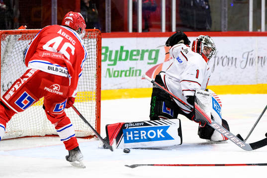Timrås Pontus Åberg gör 2-1 bakom Örebros målvakt