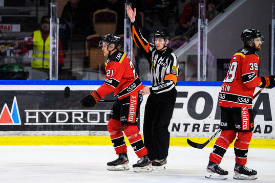 Luleås Juhani Tyrväinen och Domare Christoffer Holm