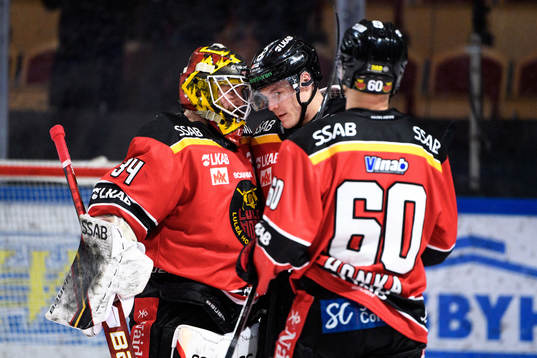 Luleås målvakt Joel Lassinantti jublar