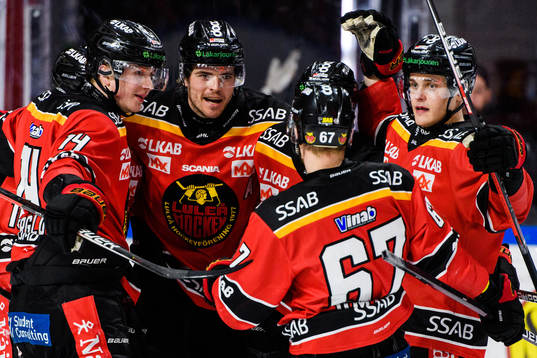 Luleås Oscar Engsund jublar med lagkamrater