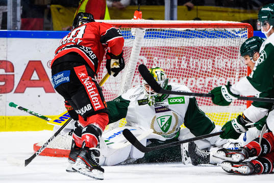 Luleås Jack Connolly och Färjestads målvakt Dominik Furch