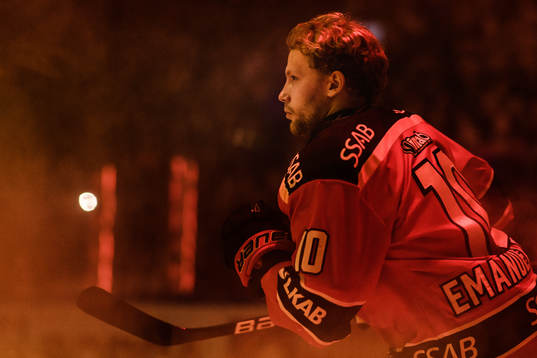 Luleås Einar Emanuelsson åker in på isen
