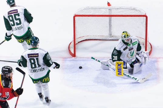Färjestads målvakt Dominik Furch deppar
