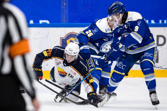 Djurgårdens William Eklund och Leksands Patrik Norén och