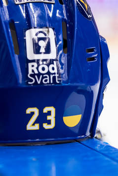 Leksands Mikael Ruohomaa  hjälm med Ukraina flagga