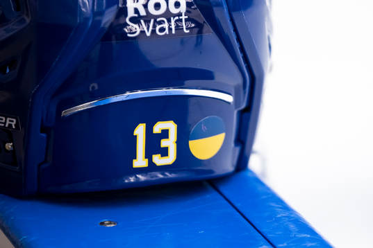 Leksands Jon Knuts hjälm med Ukraina flagga