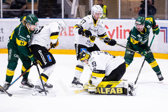 Västerås målvakt Linus Ryttar får blockera pucken