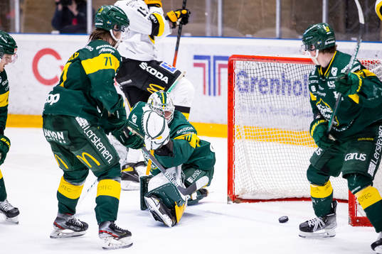 Björklövens målvakt Joona Voutilainen släpper in pucken