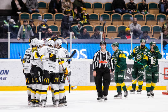 Västerås Sviatoslav Grebenshchikov jublar med lagkamrater
