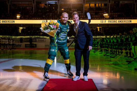 Björklövens Fredric Andersson tar emot priset för 100