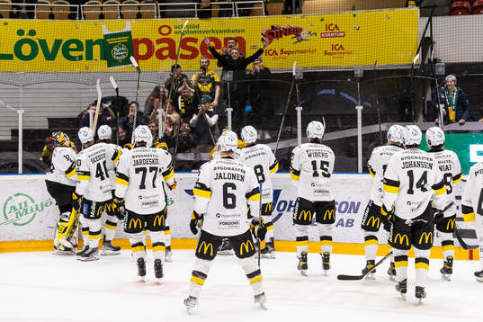 Västerås spelare jublar med supportrarna
