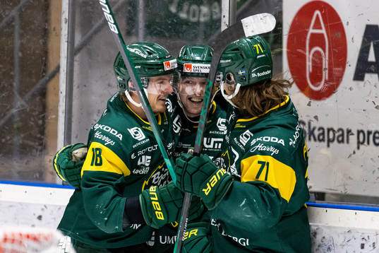 Björklövens Axel Ottosson jublar med lagkamrater