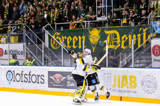 Västerås Ludvig Jardeskog jublar