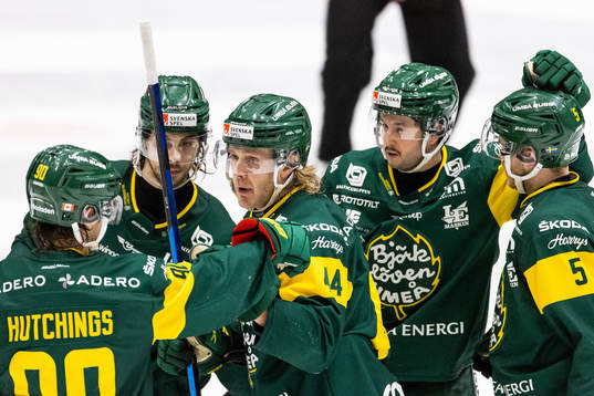 Björklövens Olle Liss (mitten) jublar med lagkamrater