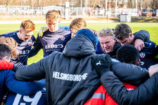 Helsingborgs tränare Jörgen Lennartsson samlar spelarna