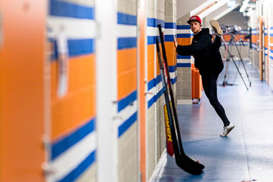 Luleås Brendan Shinnimin växer upp före ishockeymatchen