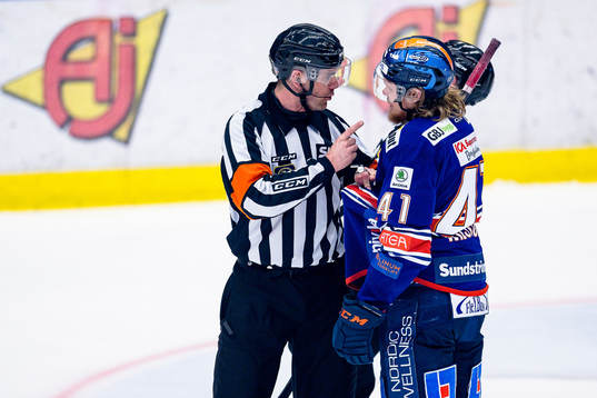 Domare Richard Magnusson pratar med Växjös Ludvig Nilsson