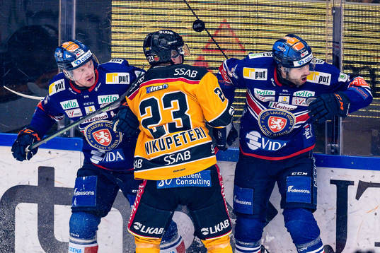 Luleås Olli Nikupetri mellan Växjös Martin Lundberg och