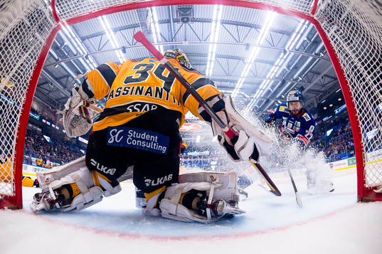 Växjös Tobias Rieder oroar vid Luleås målvakt Joel