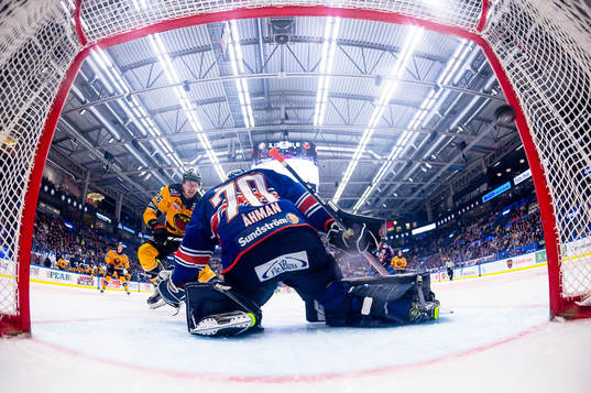 Luleås Radek Muzik gör mål 1-1 bakom Växjös målvakt