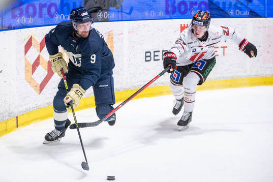 Djurgårdens Cameron Schilling  och Örebros Simon Forsmark