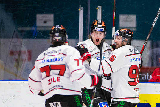 Örebros Rodrigo Abols jublar med Robin Kovacs