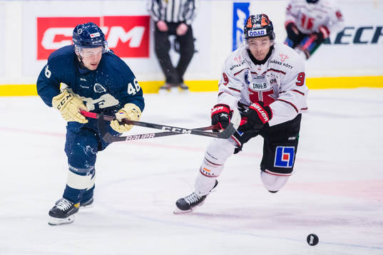 Djurgårdens Tim Söderlund och Örebros Nicholas Halloran