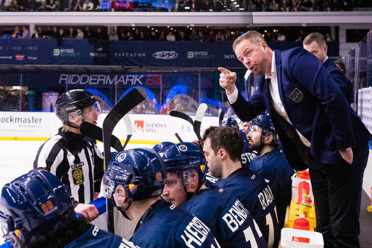 Djurgårdens assisterande tränare Mikael Aaro i samtal med