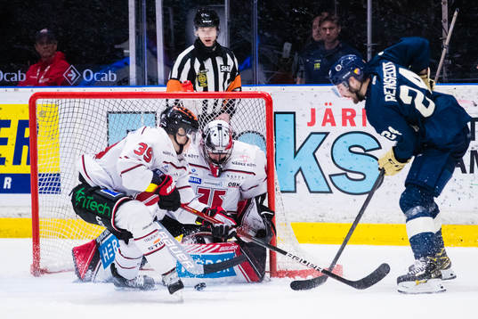 Örebros målvakt Jhonas Enroth med en räddning på