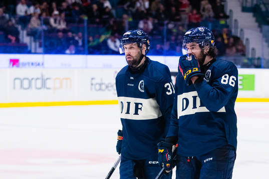 Djurgårdens Dick Axelsson och Eric Gelinas deppar