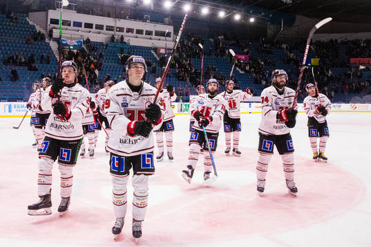 Örebros Joel Mustonen jublar med lagkamrater