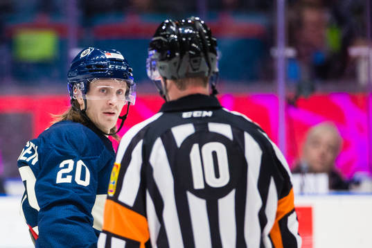 Djurgårdens Marcus Sörensen och Domare Johan Nordlöf